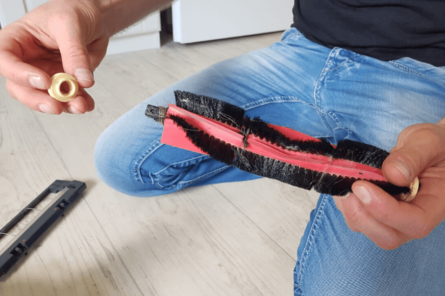 Bürste wird entnommen und auseinander gebaut.